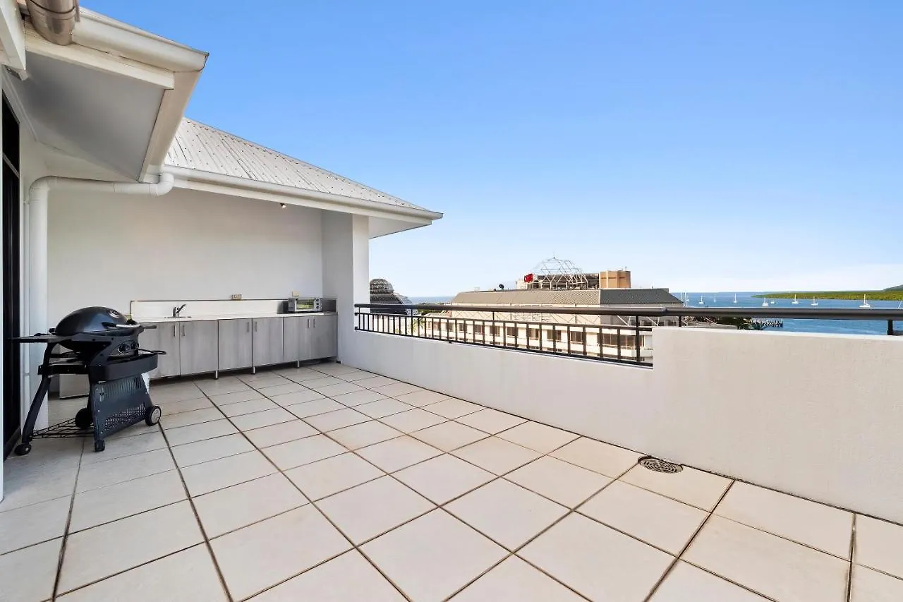 Luxury Oceanview Penthouse Cairns City Apartament